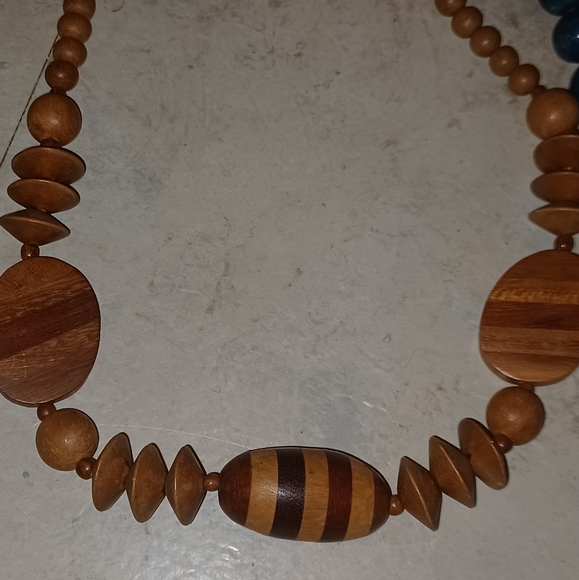 Lot of 8 wooden beaded necklaces - Picture 6 of 7